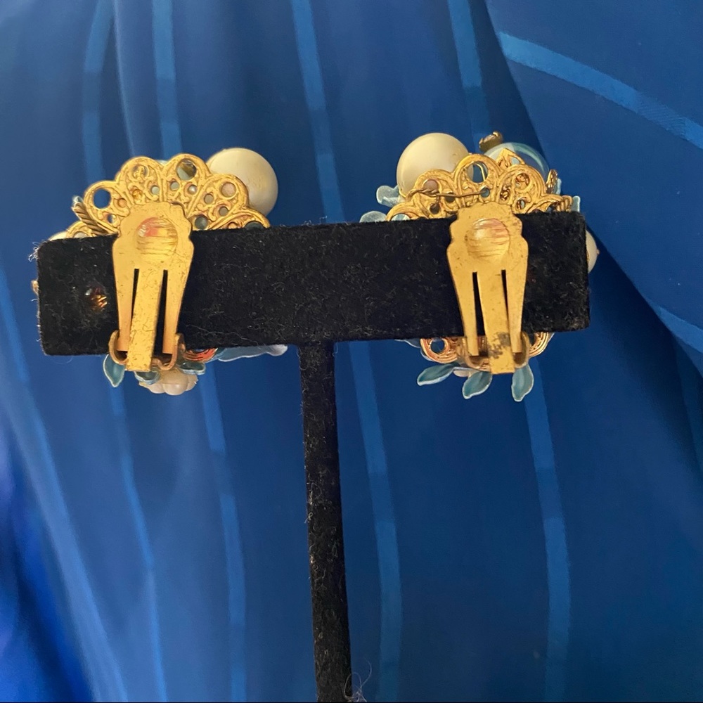Vintage Mid-Century Enamel, Rhinestones & Pearl Blue Flower Clip On Earrings - Picture 7 of 11